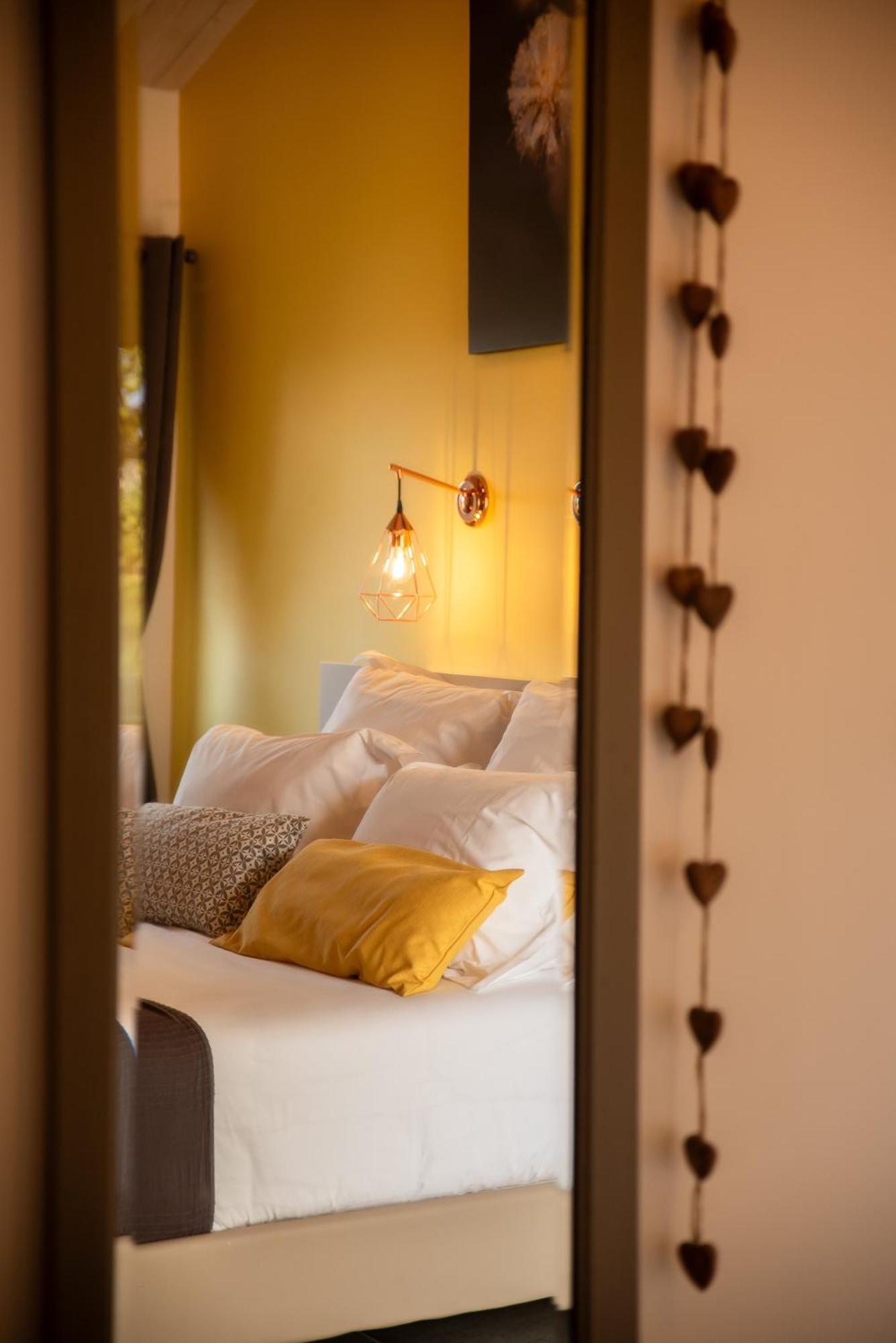Domaine Forvent Bed & Breakfast Saint-Julien-de-Peyrolas Bagian luar foto